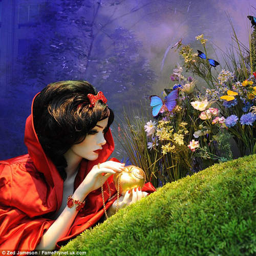 迪士尼的公主們跑進了百貨公司櫥窗裡!? 迪士尼的公主們跑進了百貨公司櫥窗裡!?