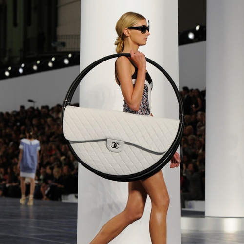 CHANEL新作《呼拉圈包包》可以拿起來搖嗎？