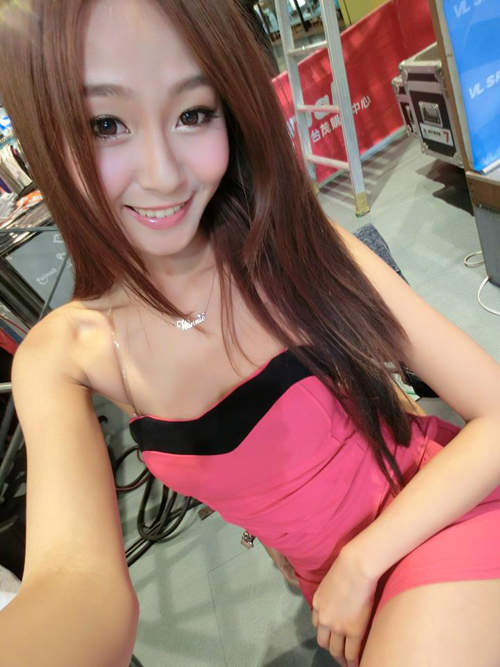 小雪(莊溫妮) 擁有一雙長長美腿的職撞舉牌女郎   小雪(莊溫妮) 擁有一雙長長美腿的職撞舉牌女郎