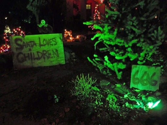 《邪惡聖誕裝飾》小孩子會被嚇哭吧...... 《邪惡聖誕裝飾》小孩子會被嚇哭吧......