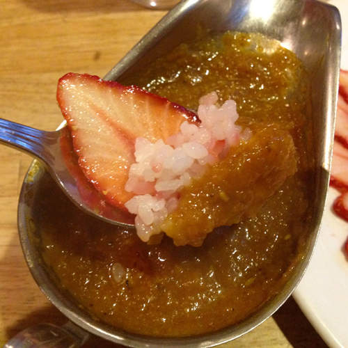 視覺上好衝擊的《草莓咖哩》其實是期間限定的人氣美食！？