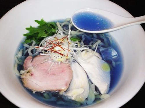 夏日限定的《藍色拉麵》登場囉!會想吃吃看嗎? 夏日限定的《藍色拉麵》登場囉!會想吃吃看嗎?