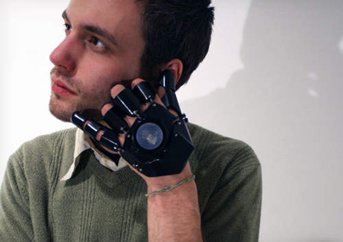 鋼鐵人專用？ 超屌的「手戴式」鋼鐵手機《Glove One》帥氣登場！