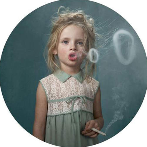 什麼！！這麼小的兒童就開始抽煙...