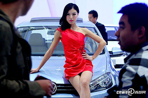 沒長假放...就來看看《西安車展》的美女們吧～