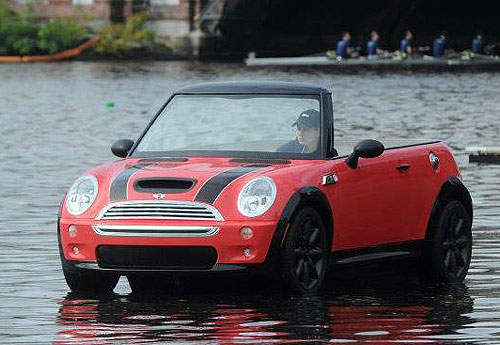 誰把車車給開到河裡？《Mini敞篷船》下了水一樣拉風～