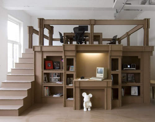 辦公室內請勿衝撞！因為這是紙箱作的！！