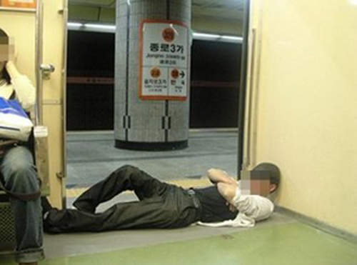 《地鐵睡姿》到底是在睡覺還是搞笑啦 《地鐵睡姿》到底是在睡覺還是搞笑啦