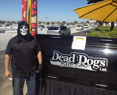 靈車熱狗 上面寫著死狗你還敢吃嘛！？