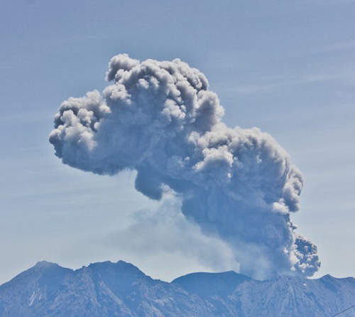 櫻島火山噴發的秘密 上升的火山灰雲之中竟然出現... 櫻島火山噴發的秘密 上升的火山灰雲之中竟然出現...