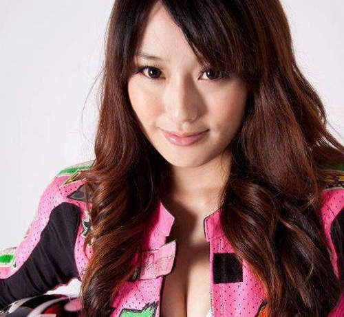 李睿紜 馳騁在賽道上的深V女騎士 李睿紜 馳騁在賽道上的深V女騎士