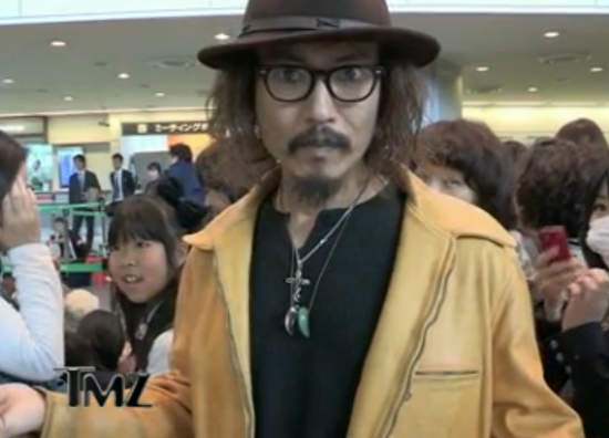 《強尼戴普》現身日本接機粉絲中是什麼情況?! 《強尼戴普》現身日本接機粉絲中是什麼情況?!