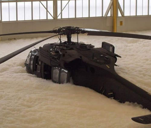 黑鷹出包計畫 老美軍方格納庫驚見飛機泡泡浴? 黑鷹出包計畫 老美軍方格納庫驚見飛機泡泡浴?