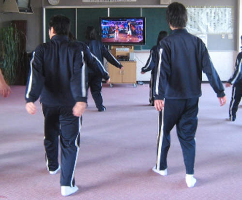 日本引入KINECT舞蹈課程 體育課玩電動也太好了吧﹗  日本引入KINECT舞蹈課程 體育課玩電動也太好了吧﹗