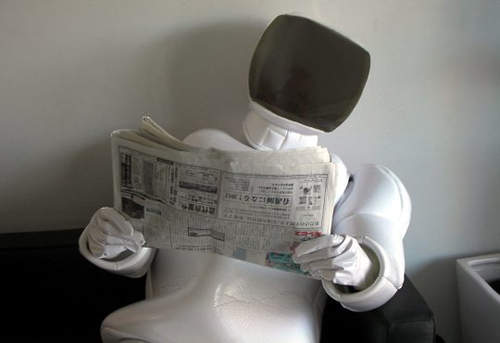 《ASIMO》機器「人」 居然也學人看起報紙!? 《ASIMO》機器「人」 居然也學人看起報紙!?