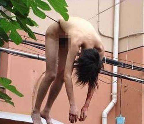 真實版惡名昭彰 裸男猛爬神威高壓電塔 真實版惡名昭彰 裸男猛爬神威高壓電塔