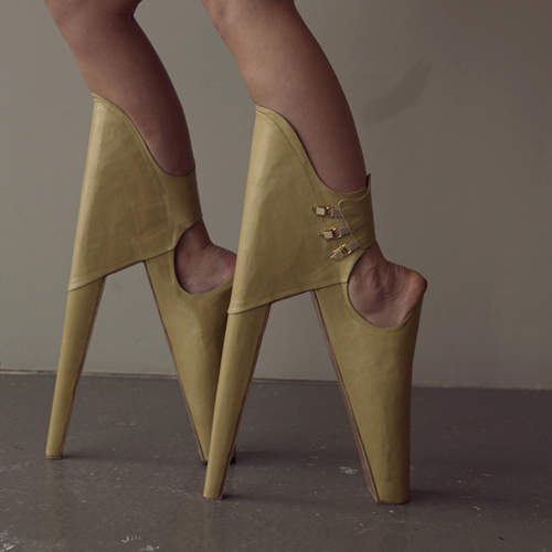 《病態美高跟鞋》這到底是藝術還是處罰遊戲？