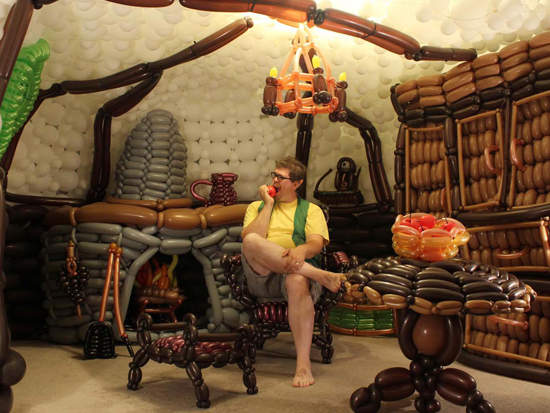 《氣球袋底洞》哈比人的家用2600氣球重現