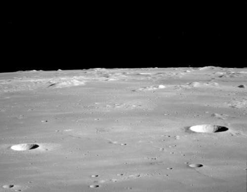 花惹發...月球照片上又拍到東西了？