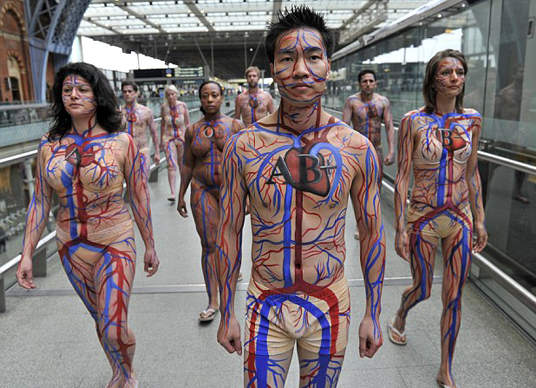 倫敦捐血小遊行 這方面日本可聰明(或宅)多了 倫敦捐血小遊行 這方面日本可聰明(或宅)多了