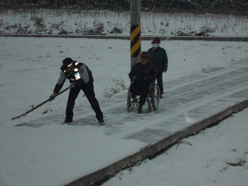 《警察善行》　寒冬裡的溫情好感人T^T