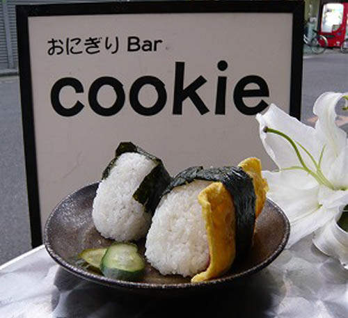 《飯糰酒吧》可以邊吃著美味的飯糰邊小酌唷～