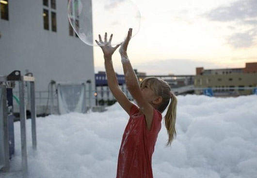 俄羅斯《泡沫節》～讓人好想去洗泡泡澡喔XD　