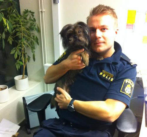 瑞典帥警察 你想認養他...手上的狗嗎？