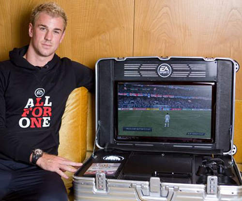 英格蘭帥氣門將 Joe Hart 專用的 PS3 行李箱！