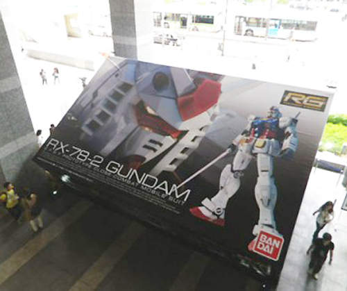 鋼普拉in大阪 放置在廣場中壯觀的巨大模型盒揪~竟是… 鋼普拉in大阪 放置在廣場中壯觀的巨大模型盒揪~竟是…