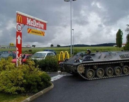 得來速車道  為什麼老是看到車子以外的東西......