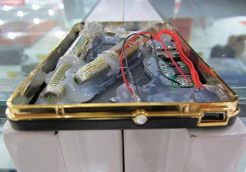 史上最「用心良苦」的山寨行動硬碟！到底上面這一坨是...