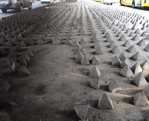 天橋下的水泥錐 大陸官方給流浪漢練身體的天堂路 天橋下的水泥錐 大陸官方給流浪漢練身體的天堂路