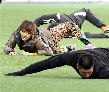 長澤雅美拿起棒球手套~難道是要再當小南嗎?! 長澤雅美拿起棒球手套~難道是要再當小南嗎?!