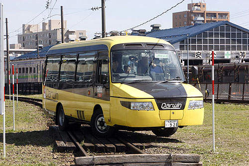 嘟嘟嘟～司機先生你怎麼把車車給開上鐵軌了？！
