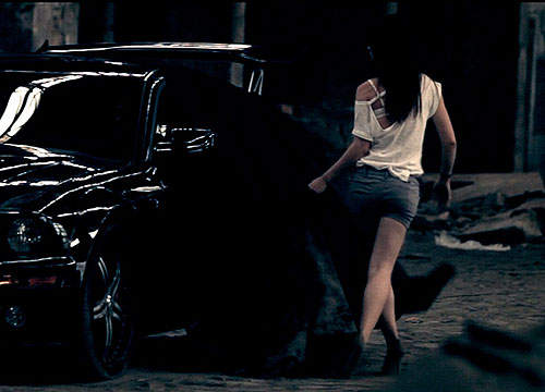 來看看暴力的《福特野馬跑車》怎麼解放俄羅斯美女吧~ 來看看暴力的《福特野馬跑車》怎麼解放俄羅斯美女吧~