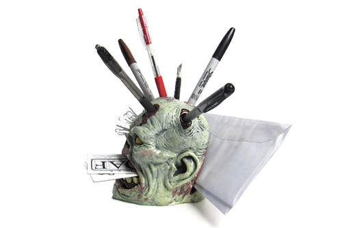 《殭屍筆插》用筆插爆殭屍的頭?! 《殭屍筆插》用筆插爆殭屍的頭?!