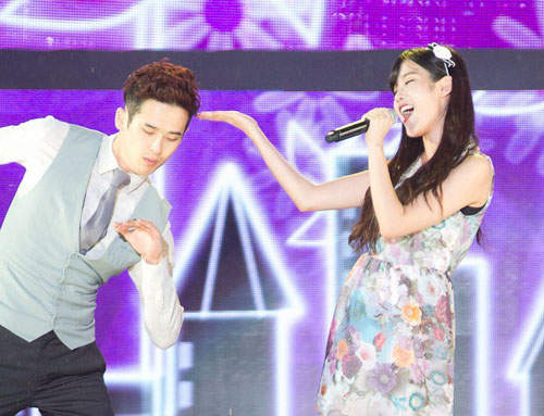 IU好可憐~滑倒還被網友欺負T^T