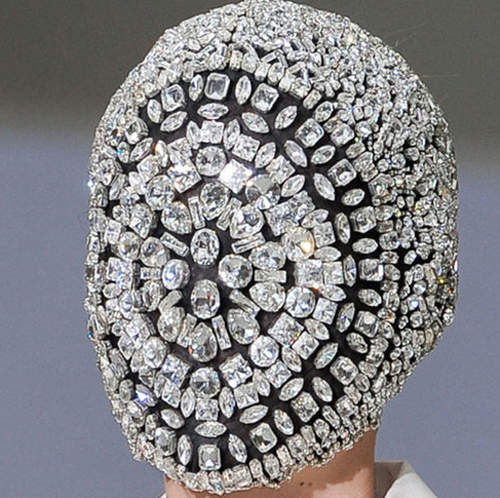 超未來感的《水晶面罩》！(但總讓我想起一個人...)