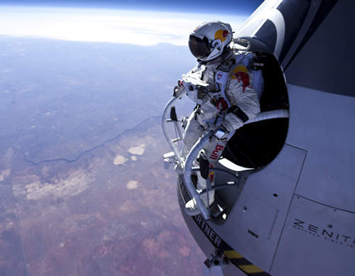 太空跳傘  堪稱史上最軟腳的壯舉 太空跳傘  堪稱史上最軟腳的壯舉