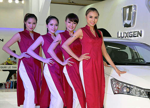 《越南車展》熱鬧揭幕～香車美人當然也是少不了