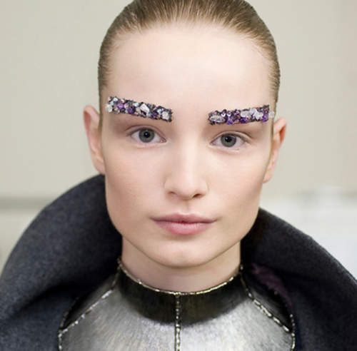 CHANEL新提案《寶石眉毛》淡眉毛也可以很有造型！