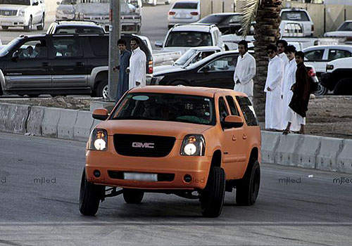 《中東甩尾》躍上MV~這樣開車真的不會頭暈嗎?!=.=a 《中東甩尾》躍上MV~這樣開車真的不會頭暈嗎?!=.=a