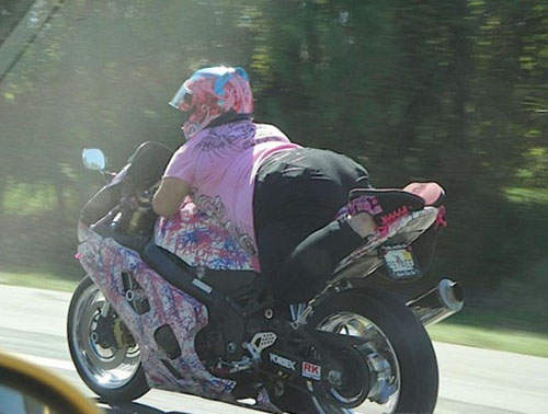 在路上請專心開車 就算有裸女也...... 在路上請專心開車 就算有裸女也......