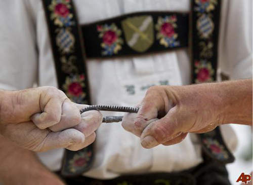 德國手指摔角 他們不是只有大香腸而已...  德國手指摔角 他們不是只有大香腸而已...