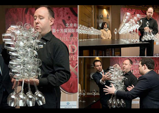 單手拿51玻璃杯  詭異又有趣的新世界紀錄