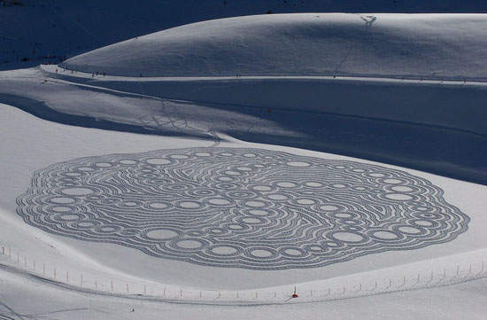 外星人換畫布？雪中出現《麥田圈》