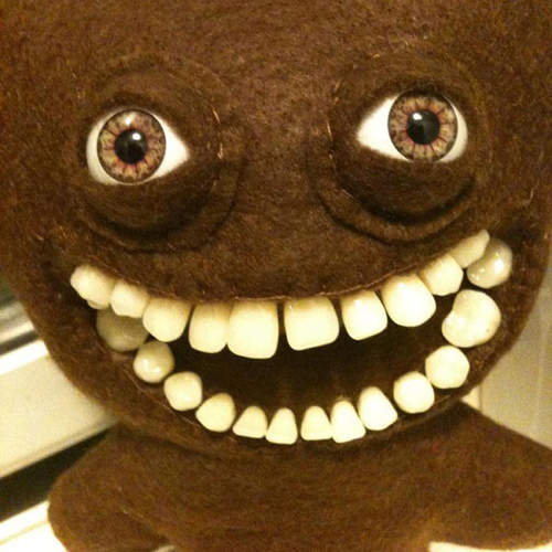 《歪斜牙齒娃娃》當玩偶長出了人類的牙齒...（誤）