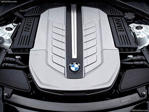 誰說V12引擎過時?讓BMW用760Li特別版幫它過25歲生日~ 誰說V12引擎過時?讓BMW用760Li特別版幫它過25歲生日~