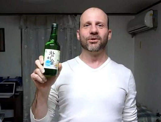 老外示範『韓國喝燒酒的方法』學得超棒的啦☆